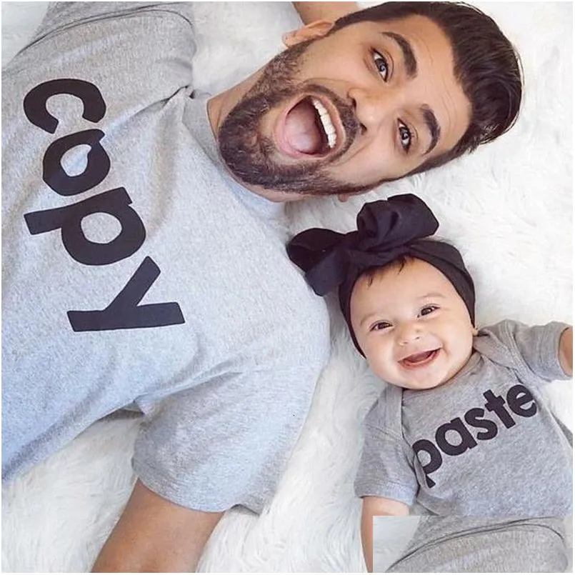 Familie Passende Outfits Schöne Kopie Einfügen Vater Baby Kleidung Look Grau Papa Mama Kurzarm T-shirt Kids Born Bodysuit Drop Delive Dhegp