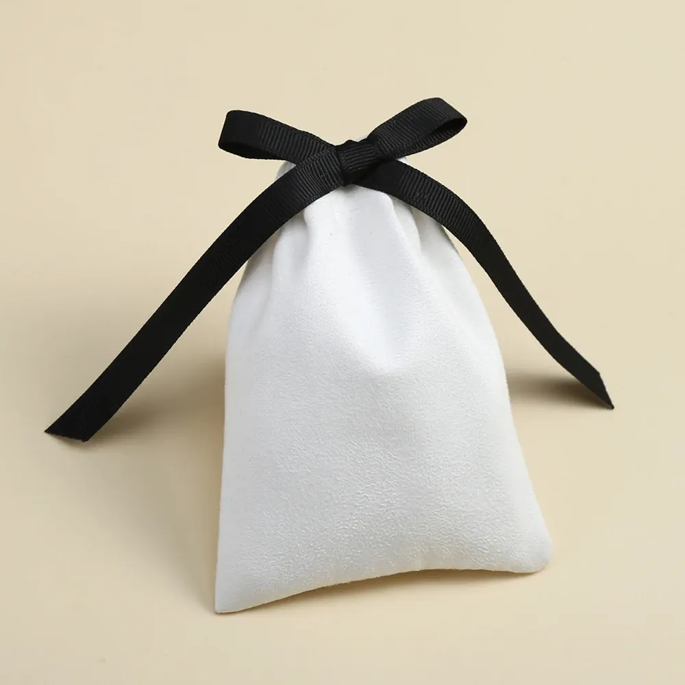 Bijoux 50pcs emballage de bijoux blanc avec un sac à crampon en velours noir