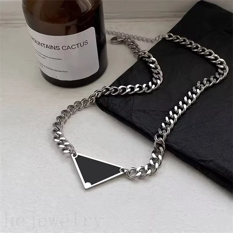 Triangle hommes collier lettre chaîne de créateur style moderne émail hommes esthétique symbole lien cubain étiquette classique emblématique punk pendentif collier ins ZB011 B4