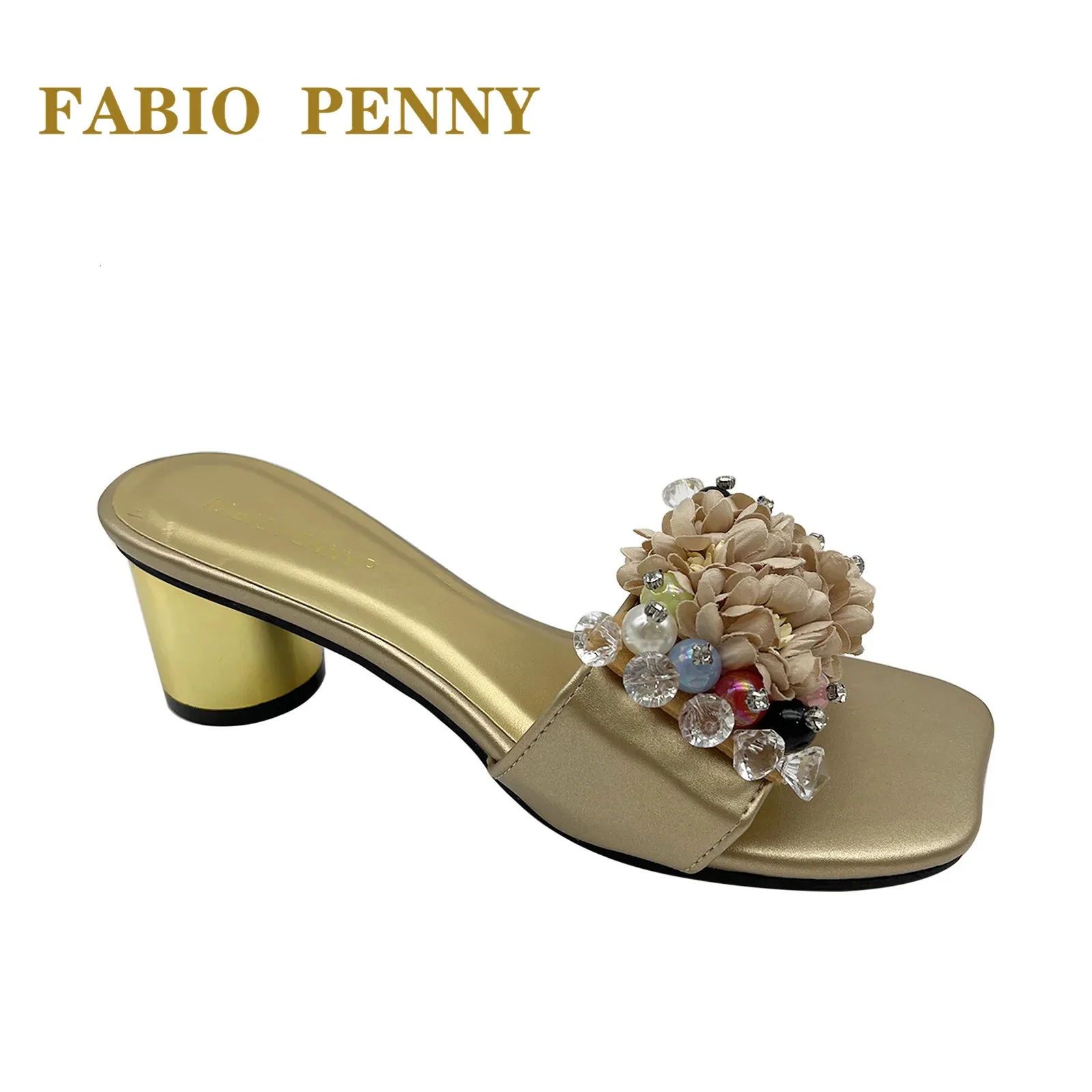 Sommarhandgjorda skor med gyllene häl fashionabla och eleganta kvinnor kvälls tofflor 240220