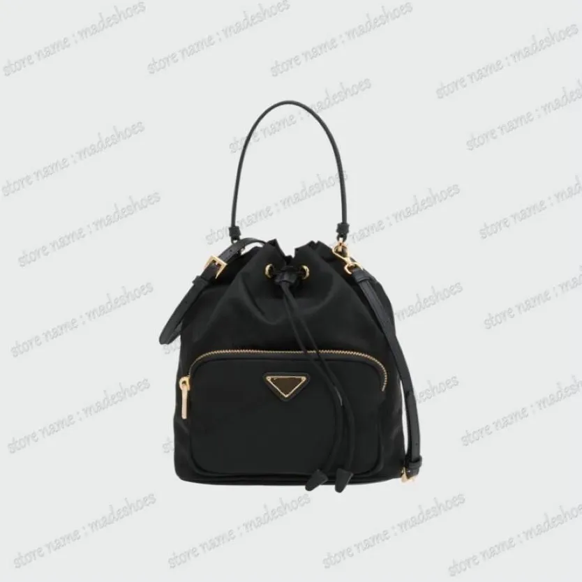 Schwarze Duett-Umhängetaschen mit Kordelzug, Nylon-Beuteltasche für Damen, Metall-Dreieck-Logo, Re-Nylon-Umhängetasche für Damen, Logo-Aufdruck, Fab252K