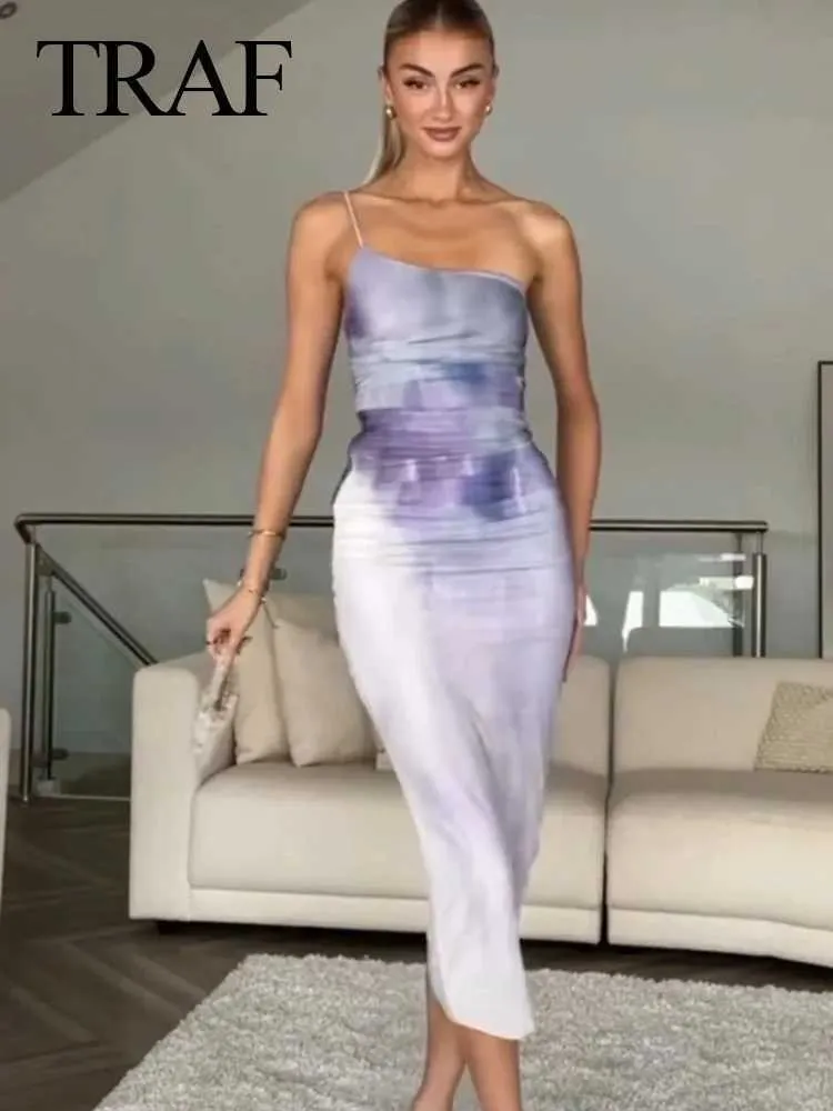 Podstawowe sukienki swobodne Traf Women Fashion jedno ramion Sukienka Gradient Kolor Purple Dyque Kołnierz Składany rękaw bez rękawów Women Sweetheart J240224