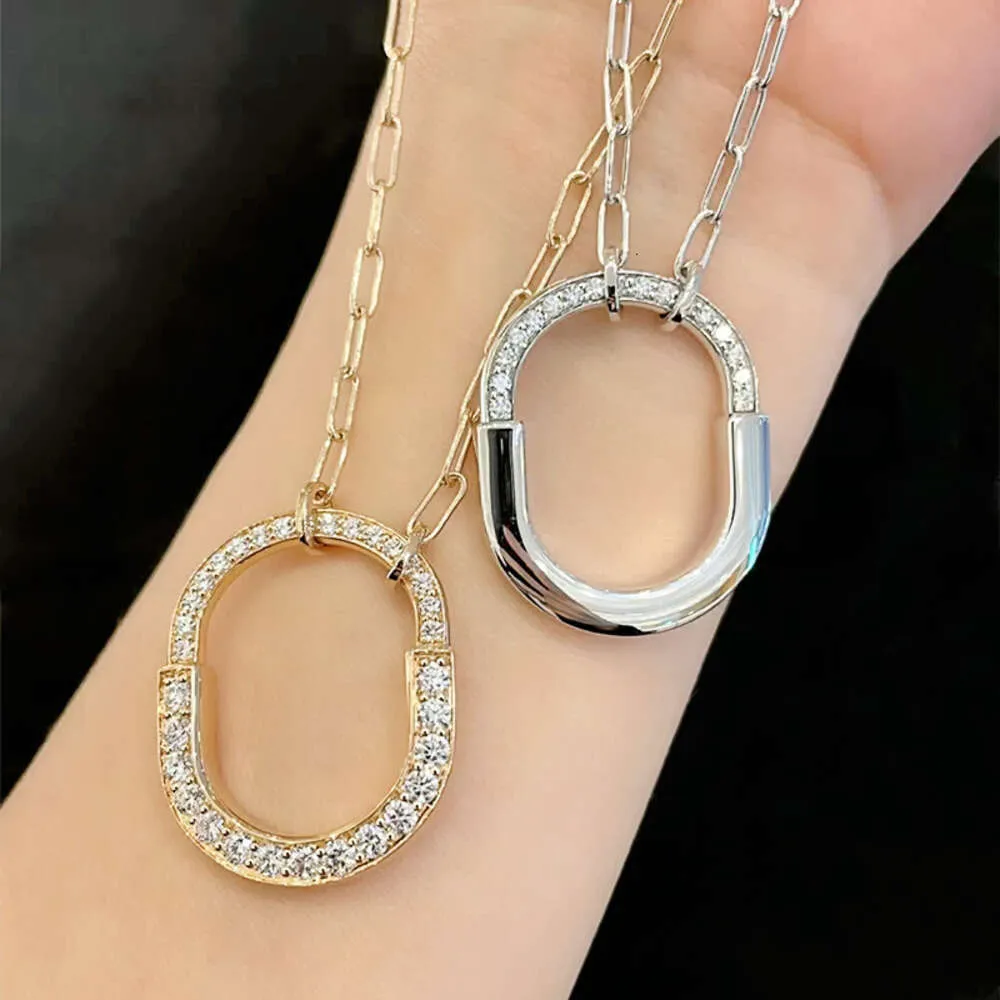 V9m8 Pendant Necklaces Designer Jewelry Tiffanyco Necklace High Version Ushaped Lock Womens Split Color Horseshoe Half Diamond Small Head Pend