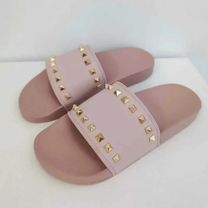 Slippers plat dikke zool rubberen strand schuifregelaar met klinknagel decoratie open teen sandalen zomerside vakantie schoenen luie sandalen unisex stijl j240224