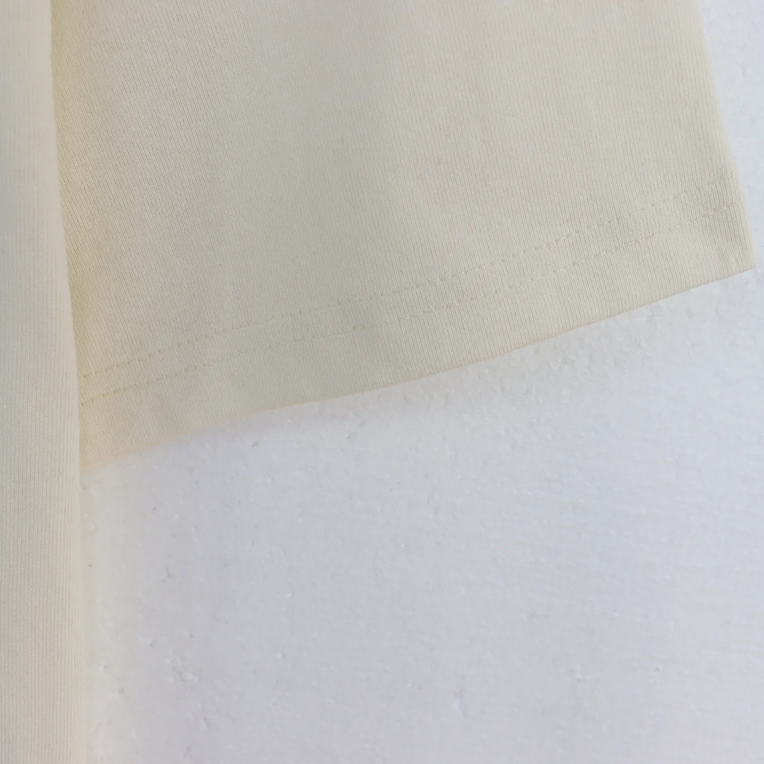 Grafisk tee designer skjorta rhude beige mens t-shirt lös bekväm t-shirt med ett brevtryck för att gå ut S-XL