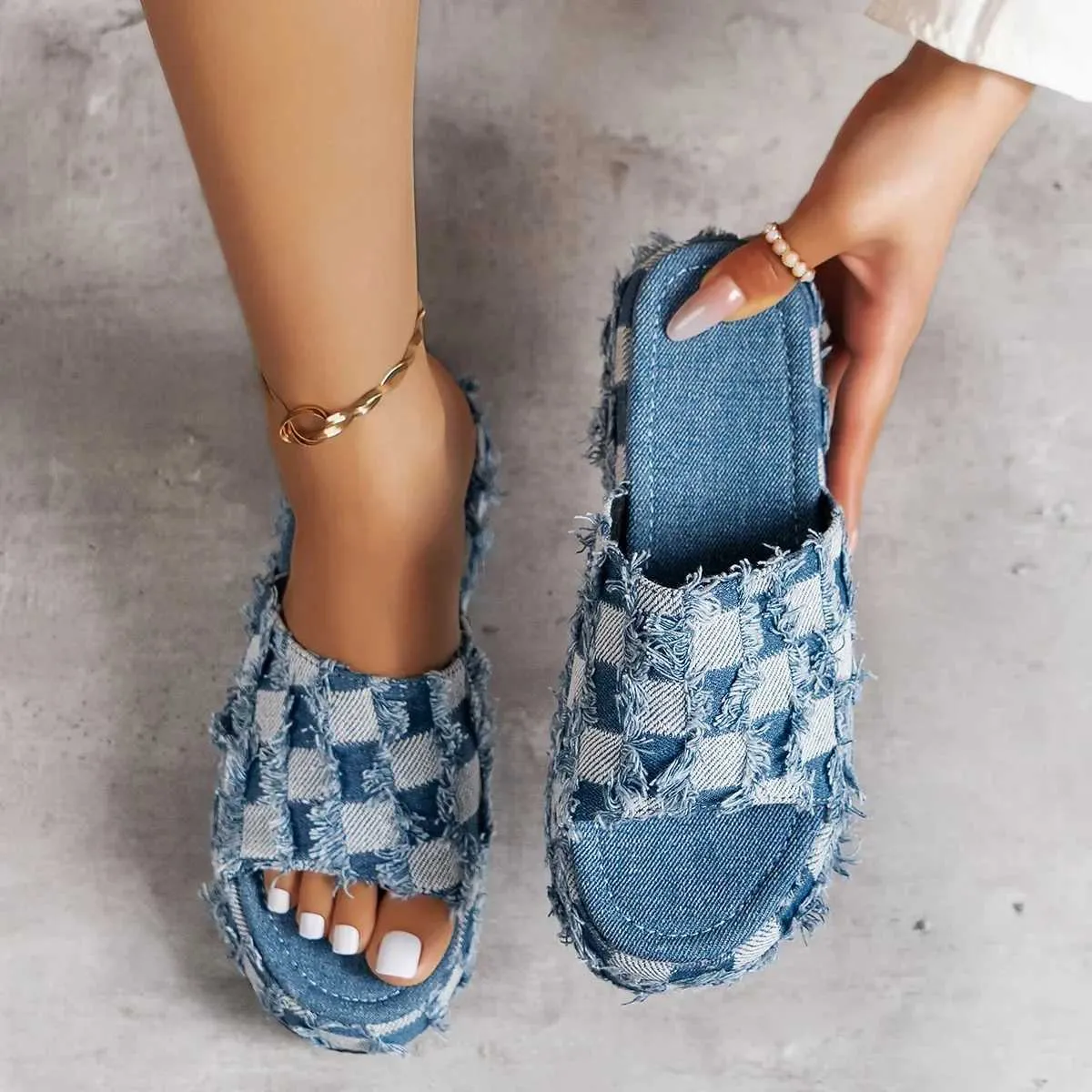 Tofflor Nya kvinnors denim Slider Summer Sandals Womens Slider Wedge Platform Casual Open Toe Fashion Jeans Canvas Slider Casual Shoes J240224