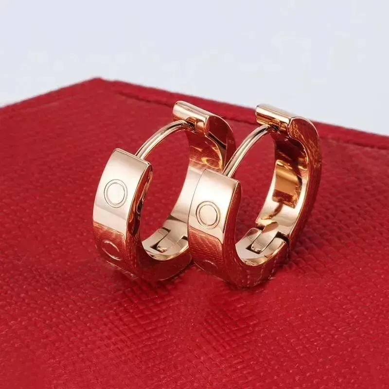 2024 Silver Hoop örhängen Rund guldörhängen titanstål 18K Rose Stud Gold Love Earrings For Woman Exquisite Simple Fashion Diamond Lady örhängen smycken gåva7