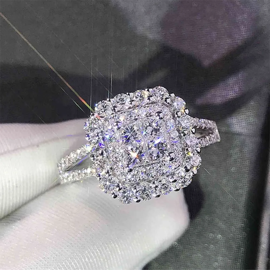 Wspaniały kwadratowy kształt Kobiety pierścień pełny bling mrożony mrożony mikro napięcie kryształ cyrkon olśniewający pierścień ślubny ślub Engage 2652