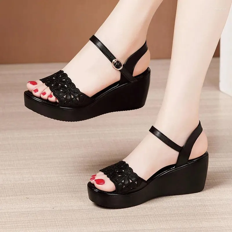 Kleidschuhe 2024 Sommer Chunky Platform Wedges Weiches Leder Medium Heels Sandalen Frauen Blumenausschnitt Schwarz Strand Sandale Mama