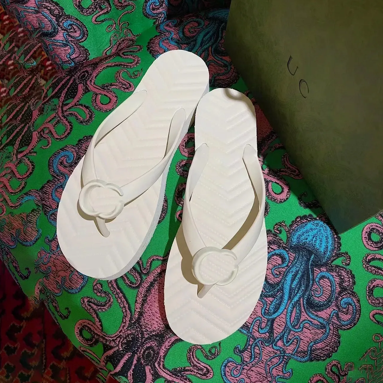 Lüks köpük chevron tasarımları terlik thong sanal kadın tasarımcı ayakkabı adam slayt imzası kolay giymek plaj açık floplar üzerinde flip floplar üzerinde