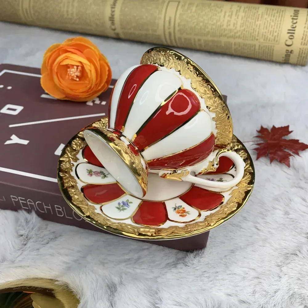 Zestaw filiżanki kawy Ceramiczny zestaw herbaty Porcelanowe urodziny luksusowy prezent kość China Dekoracja ślubna napój taza 240219