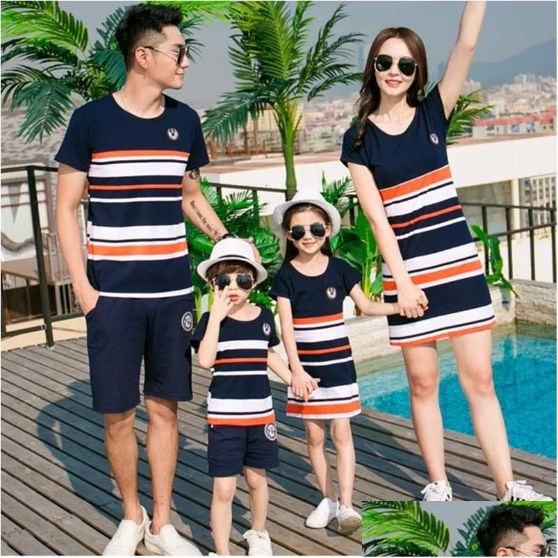 Family Matching Outfits Dad Mom Baby Boys Girls Clothes Summer Father Son Striped Tshirt Shorts Set Mother And Daughter Dresses 2306 Dh36J