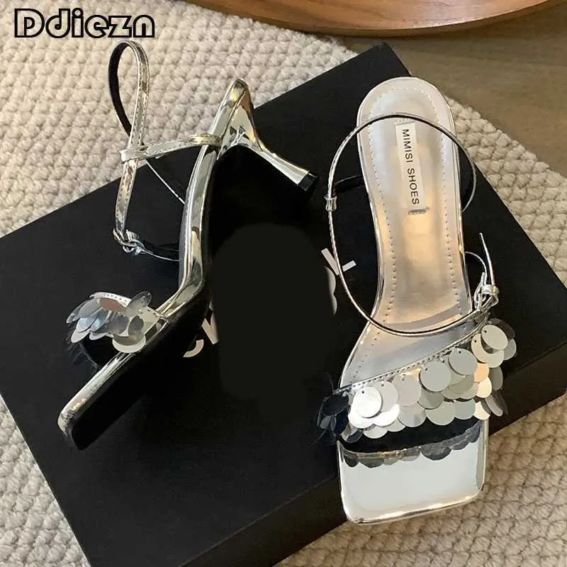 Sandaler 2024 Womens Pump Shining Gladiator Womens Shoes Elegant High Heels New Party Fashion Womens Sandaler Square Laces J240224