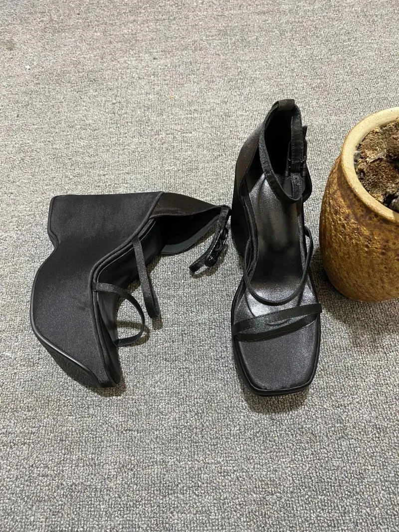 Sandálias 2024 verão mulheres design quadrado dedo do pé grosso sola sandalias fivela cinta cunhas zapatos para mujeres seda sapatos confortáveis