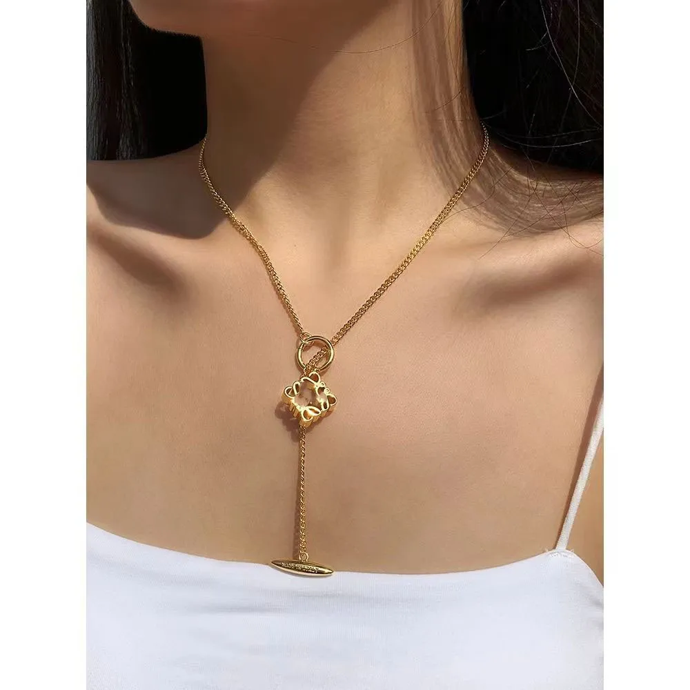 Collier de créateur collier géométrique carré sculpté collier de pull creux chaîne de clavicule