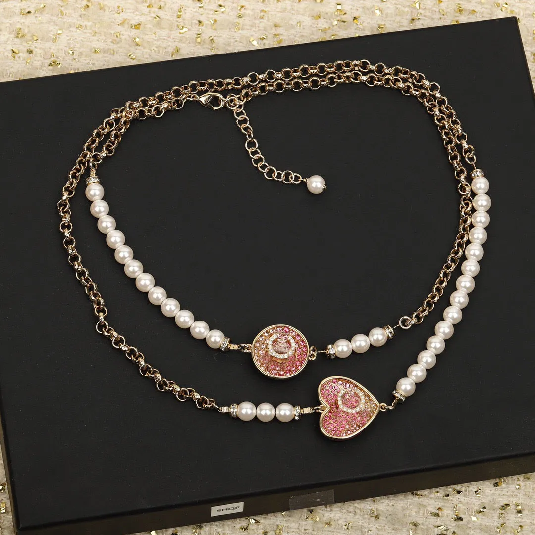 2024 Collana con ciondolo maglione con ciondolo di qualità di lusso con perline di conchiglia naturale e diamante rosa placcato in oro 18 carati con scatola per francobolli PS3342