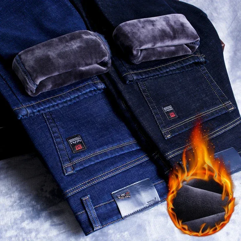 Jeans caldi in pile da uomo nuovi invernali 2024 Stile classico Business Casual Addensare pantaloni in denim con vestibilità regolare Nero Blu Marca