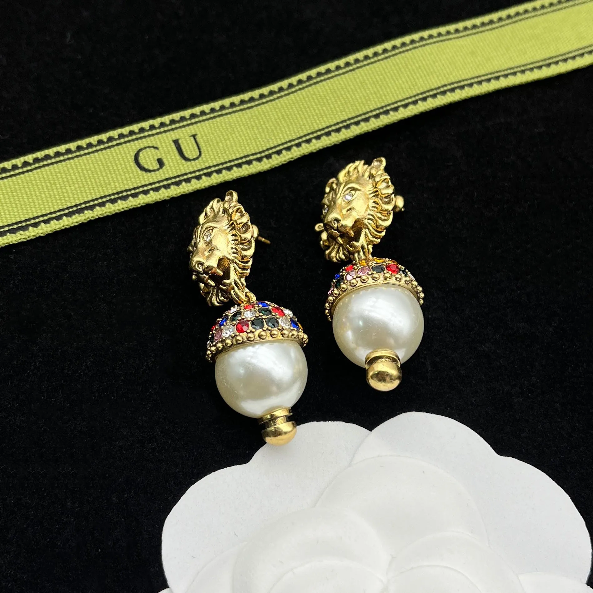 als Designer-Ohrringe für Damen, klassische D-Perlenohrringe für Frauen, modische Gold-Silber-Ohrstecker, europäische und modische Retro-Ohrringe aus hochwertigem Messingmaterial