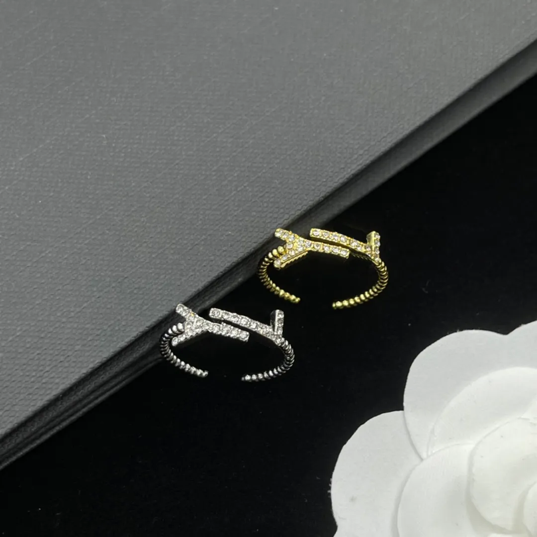Anel designer anel anéis de luxo jóias cor sólida carta diamante design anéis presentes de natal moda versátil estilos de moda caixa de presente 2 cores muito bom