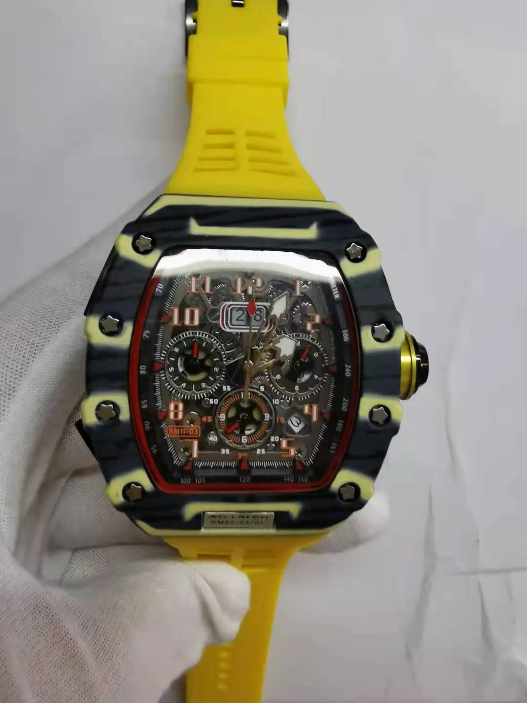 Luxury Men's Wristwatch Silicone Strap Quartz Sports Herr- och kvinnors klockor Designerklockor Högkvalitativa herrklockor 2023