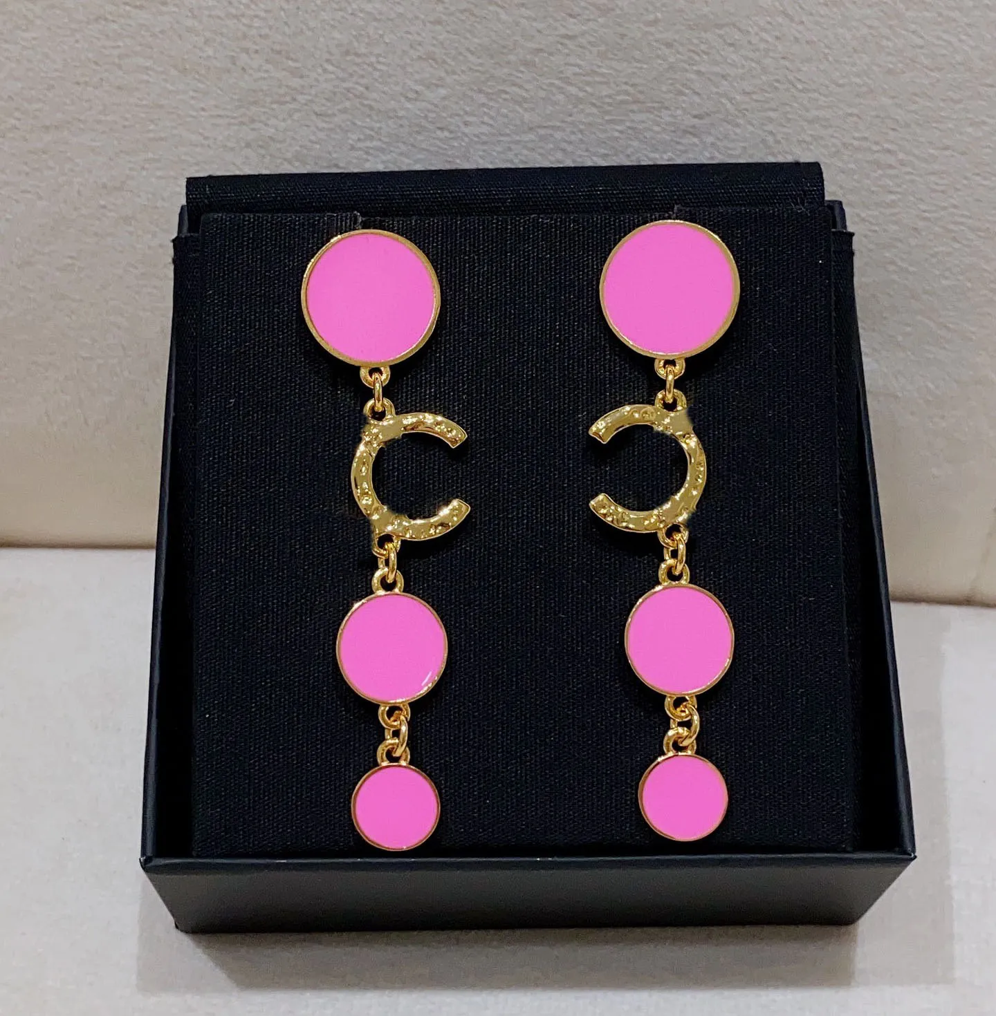 2024 Luxury Quality Drop Earring med tre runda form Connect Design Black and Fuchsia Color Style PS3359