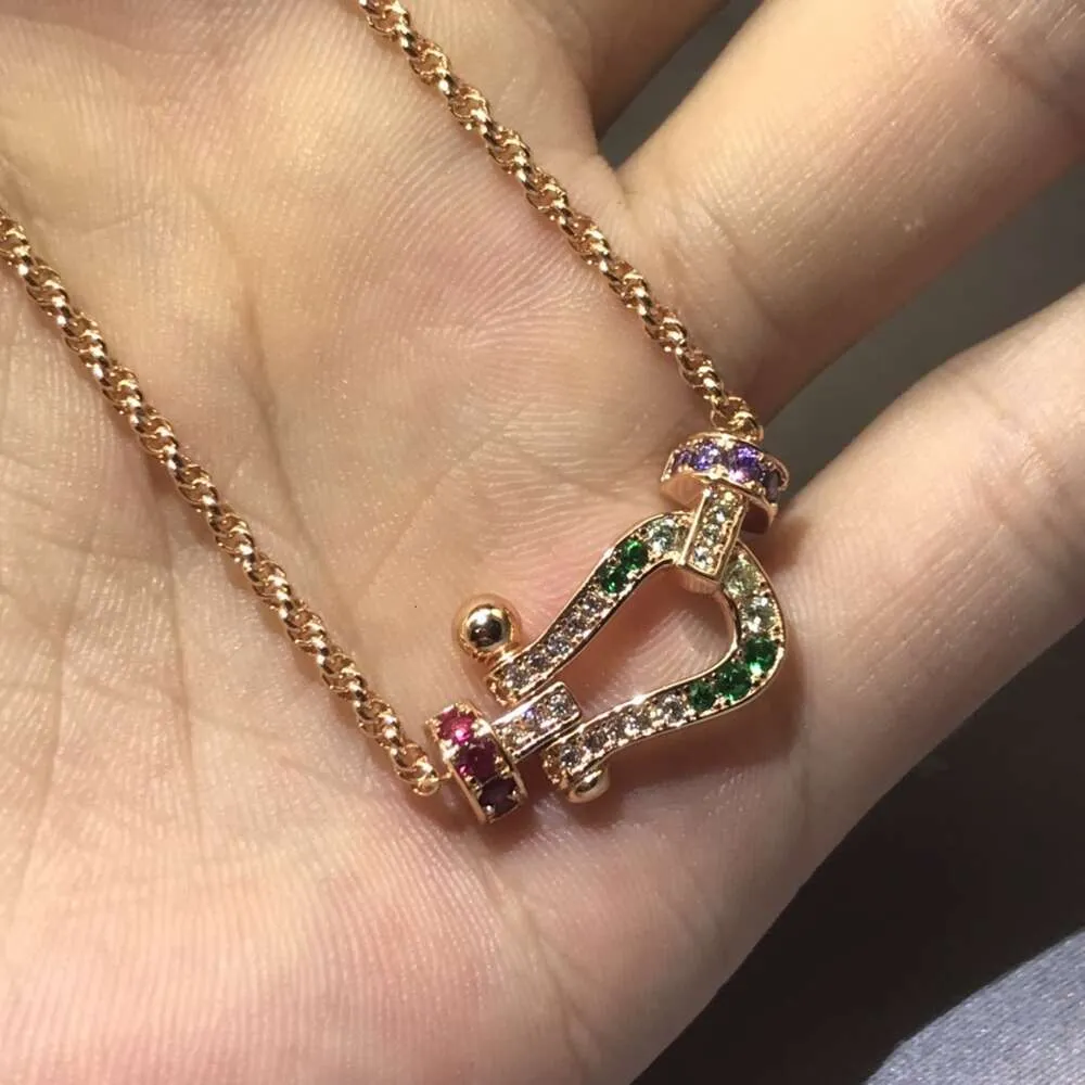 Chaussure Freddy Krueger halsbandsdesigner för kvinnor lyxiga smycken freds ny stil diamantbockad hästsko spänne inbäddad halsband pläterad med 18k guldklipp