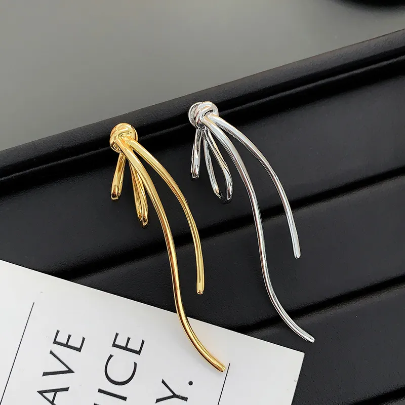 2024Earrings Designer för kvinnor 18K Guldpläterad knut rep Bågörhängen Personlig kvinnlig studpartibröllop smycken