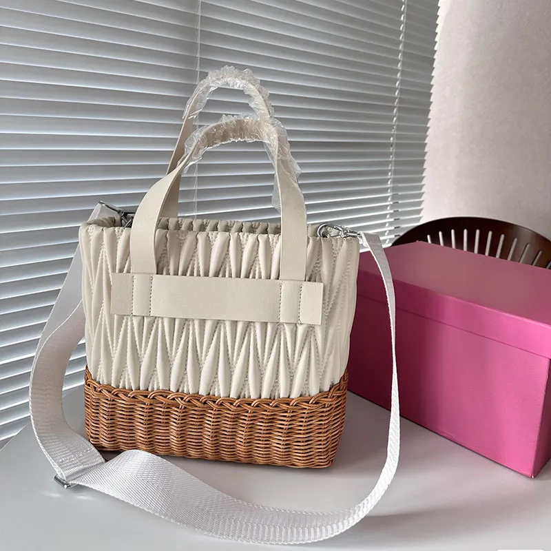 Travel strandpåse Sommarstråväska Designer Tygväskor Handväska Weekend Bag Designer Classic Pleated Bamboo Woven Leather Splicing Silver Hårdvara Borttagbar rem