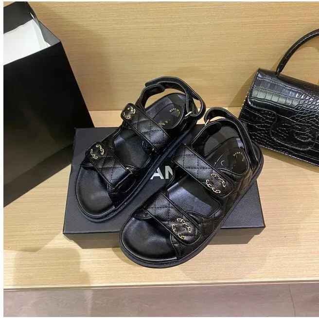 Kadın bayanlar buzağı baba sandaletler kapitone yaz tasarımcısı sandles platform düzlükler düşük topuk kama elmas toka sandal kayma ayak bileği kayış plajı jose flip flop c65103