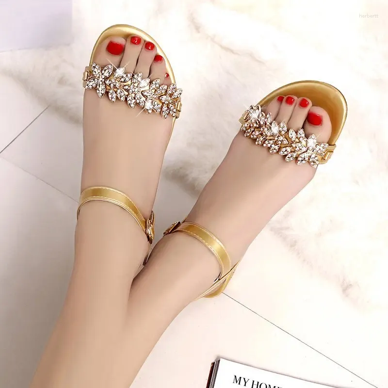 Sandaler kvinnor 2024 Summers Flip Flop Fashion Rhinestone Wedges Shoes Crystal High Heels Casual Beach