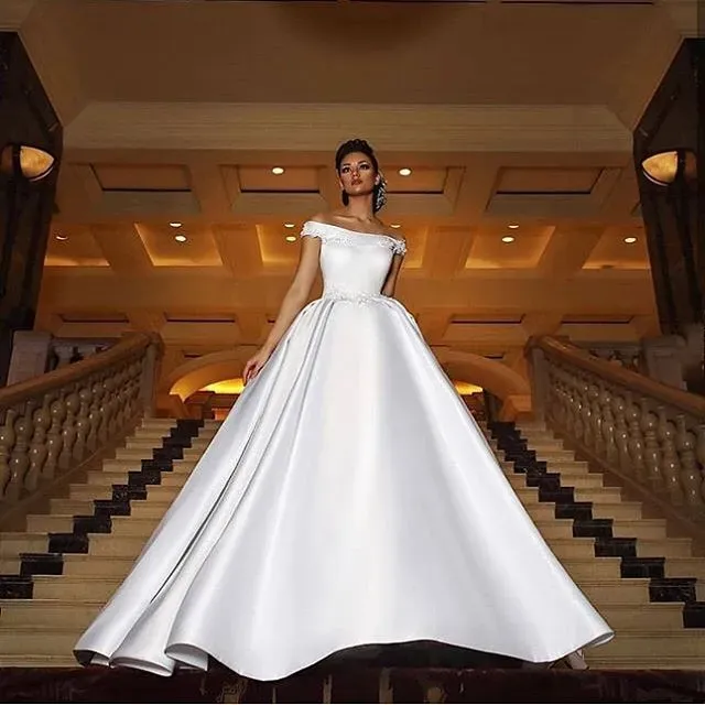 2024 Abiti da sposa eleganti con maniche a spalla scoperte Applicazioni trasparenti Bottoni ricoperti di perline Abito da sposa Vestido de Novia YD