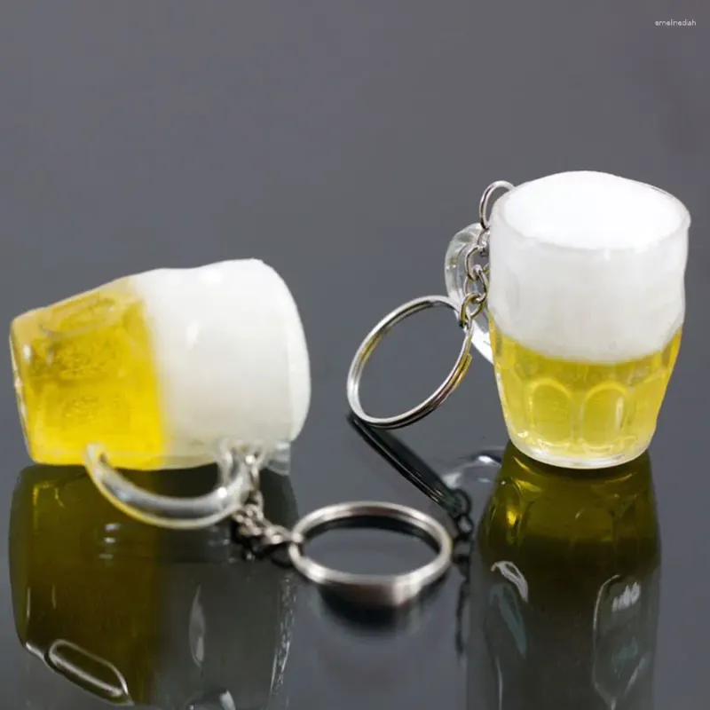 Porte-clés unisexe, joli Mini hommes en résine pour sac de voiture, Simulation de tasse de bière, bijoux pour femmes, pendentif artisanal