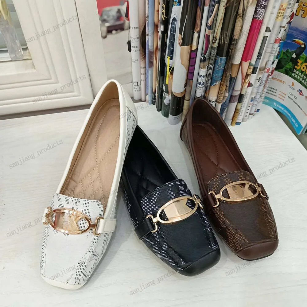 2024 كلاسيكي مصمم فستان أحذية الربيع والخريف M K Metal Buckle Flats Flats Shoes Shoes Fashion Women Black Beige Boat Boat Shoe Sandal Leather Lazy Lazers