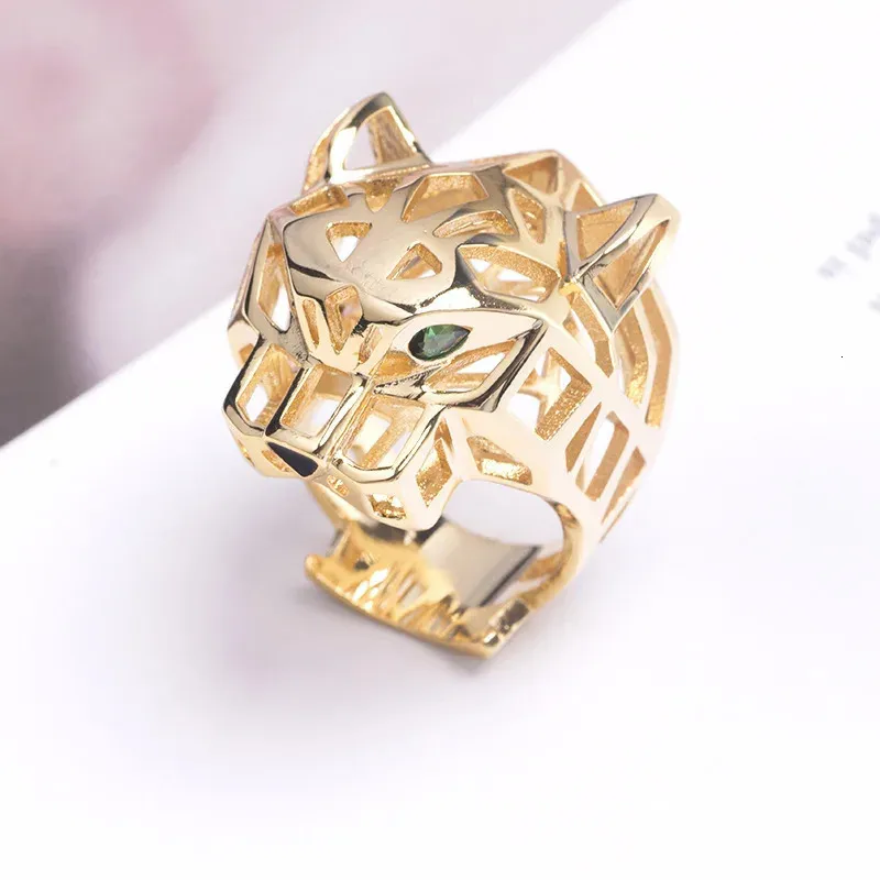 Europe America Luxury Style Men Kvinnor Lady Hollow Out Inlaid Green Zircon Poyes Leopard Head Plated Gold Color Lovers Ring 240220