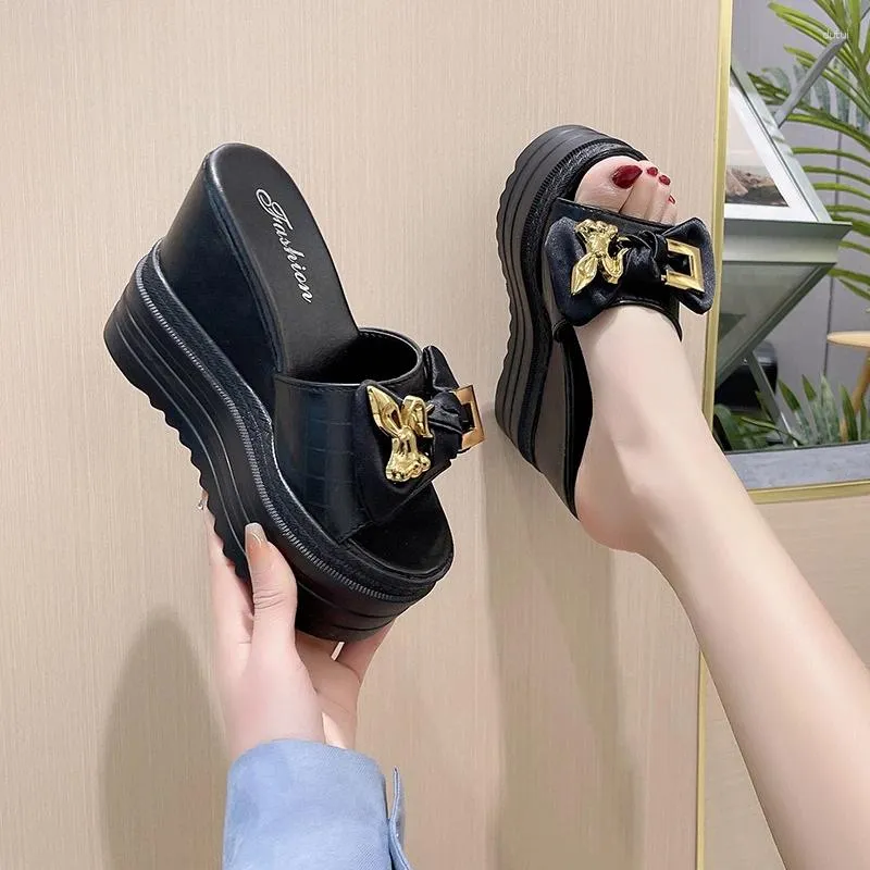 Tofflor kvinnor sommar glider mode högklackade skor lady plattform pantofle på en kil lyx mjuk 2024 pu casual tyg super