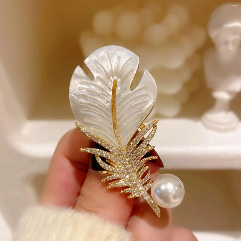 ブローチファッションクリスタルシェルフェザーブローチピンfor Luxury White Pearl Gold Party Wedding Gifts Clothing Accessories 2024