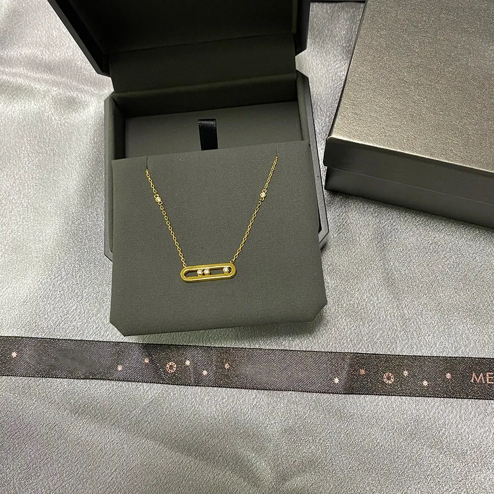 قلادة الفاخرة بوتيك المجوهرات الفرنسية ، S925 Silver Three Diamond Pendant Baby Moving Necklace ، يمكن أن تنزلق قلادة ، عرض فيديو المزيد