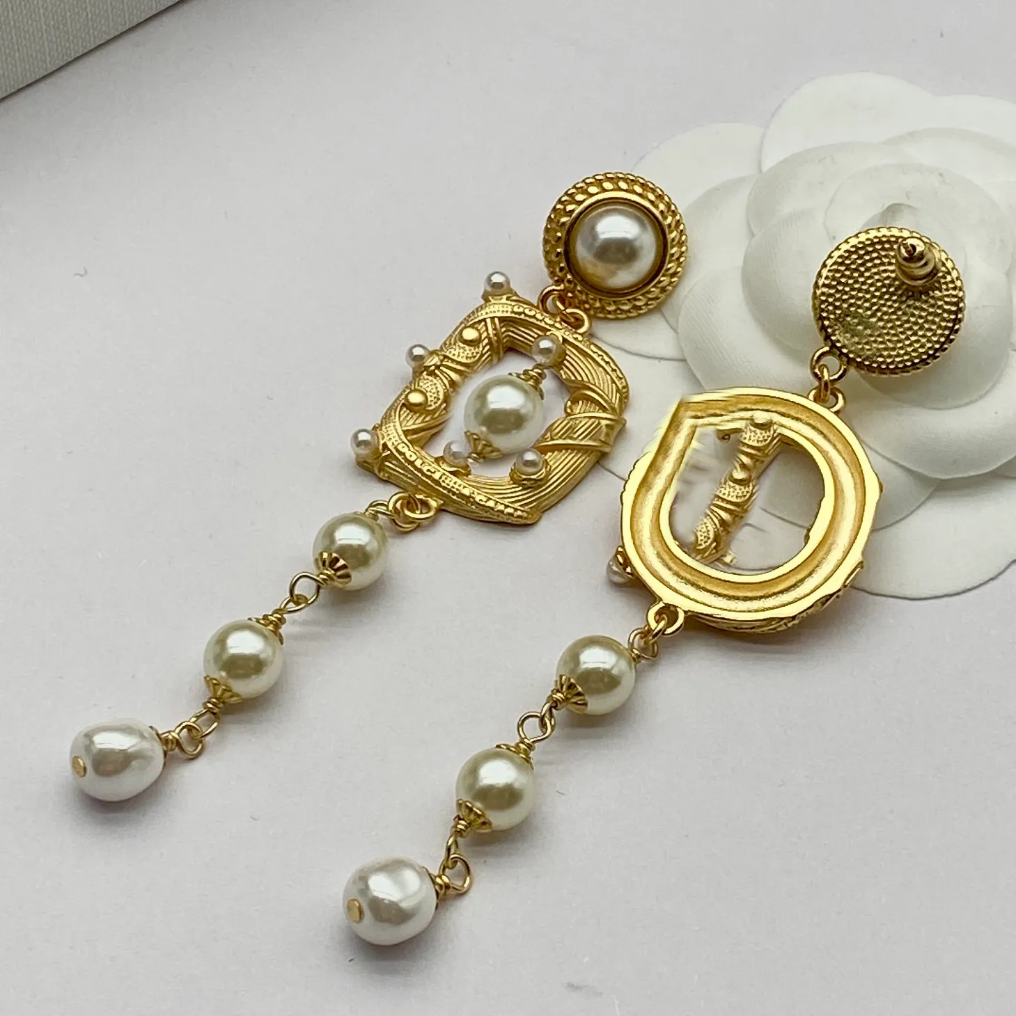 Designer 2024 Lustre nouvelles boucles d'oreilles à franges Designer Boucles d'oreilles pendantes Perles pour femmes Mode Bijoux romantiques Boucles d'oreilles cadeaux Bijoux pour femmes
