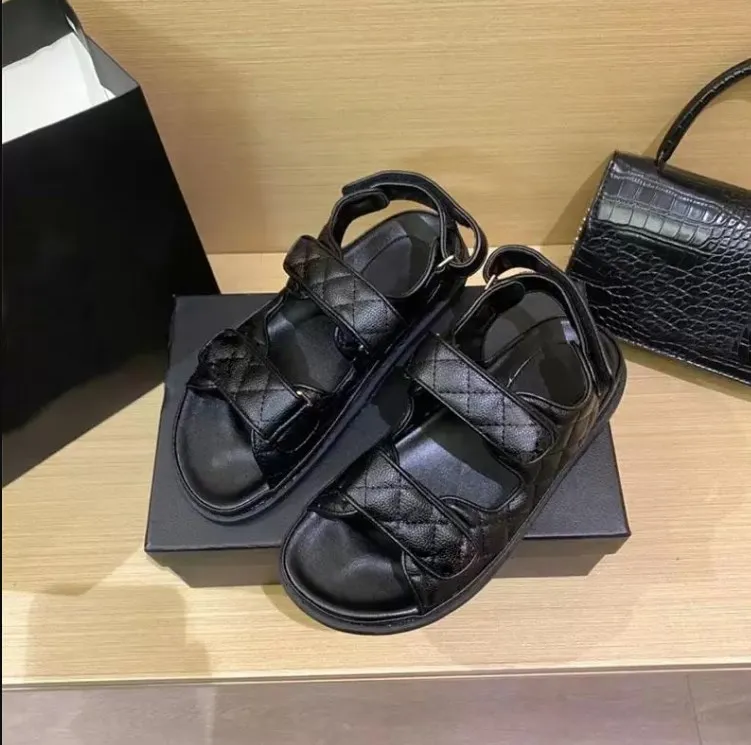 Mulheres senhoras sandálias de designer acolchoadas sandálias de verão bezerro pai sapatos plataforma apartamentos salto baixo cunha fivela de diamante sandália deslizamento no tornozelo cinta praia shose flip flop