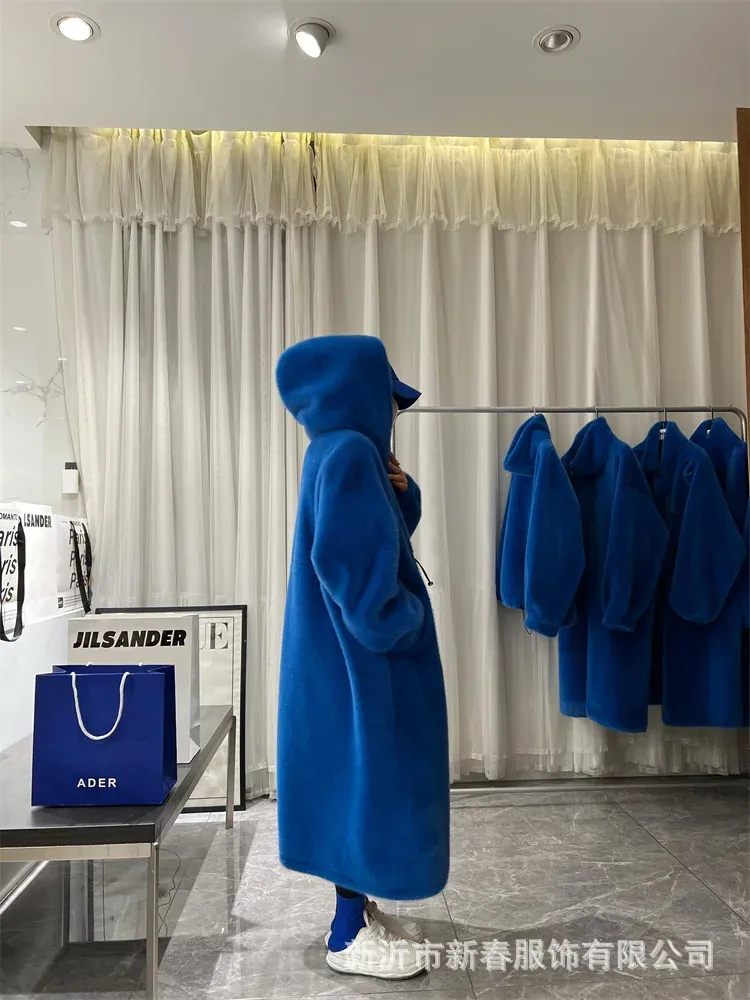 Меховое зимнее длинное оверсайз теплое толстое синее белое пушистое пальто из искусственного меха женское с капюшоном 2022 свободное повседневное модное корейское стильное пальто