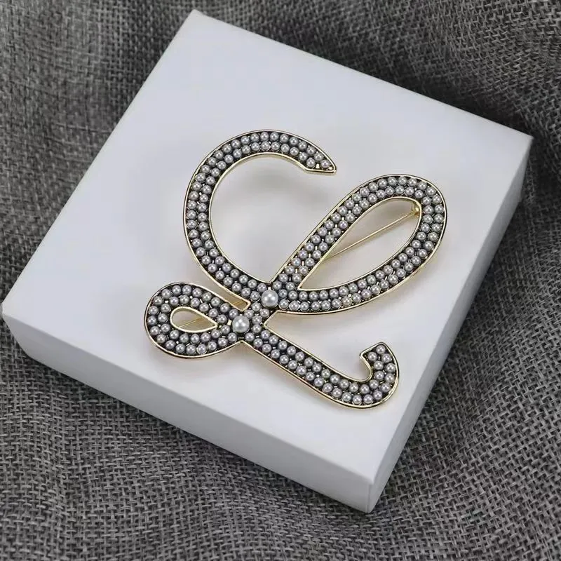 Designer brosch med högkvalitativ full diamant ny vintage bokstav pärla brosch