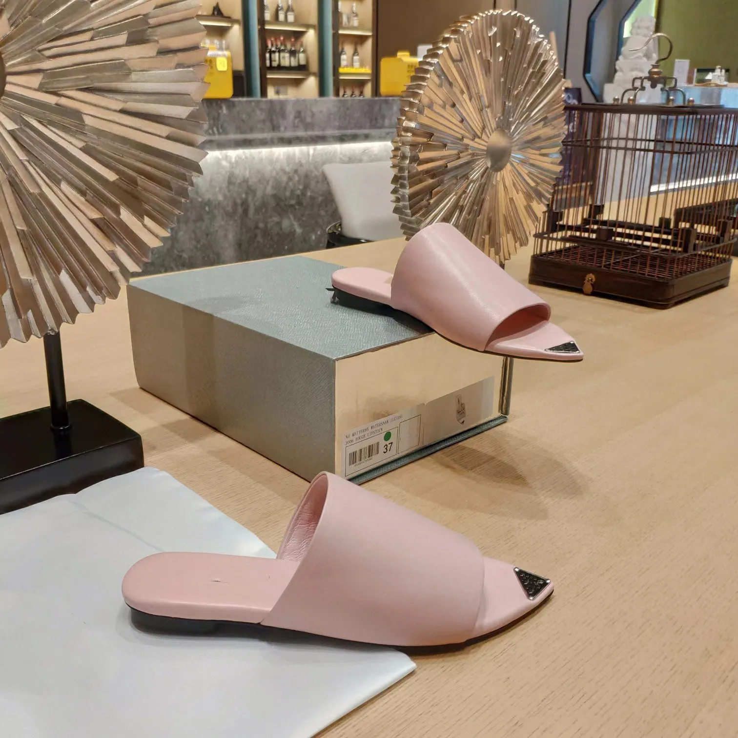 2024 الكلاسيكيات الكلاسيكية الجديدة أحذية حذاء عالي الجودة من جلد النعال مصممي أزياء شقة الشرائح السيدات Slippers Size35-40