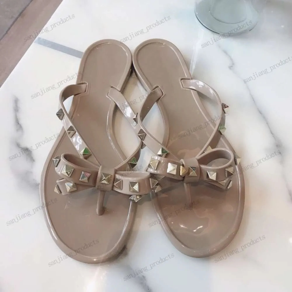 2024 nieuwe designer man slides luxe vrouw slipper jelly rubber klinknagel string sandalen V boog bezaaid platte glijbaan lederen slippers slingback sandaal