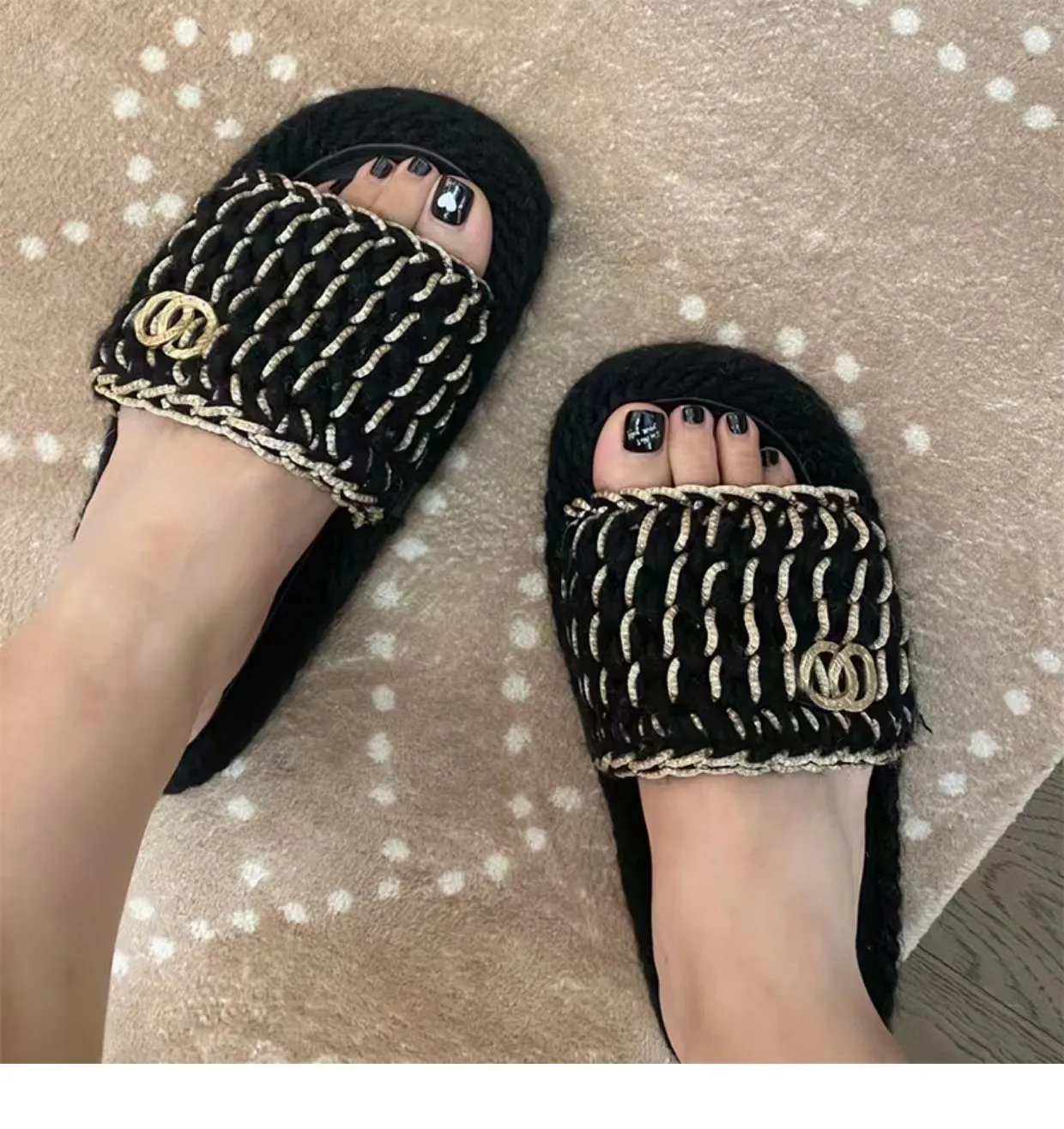 Luxe Slippers 2023 Zomer Kleine Geurende Stijl Dikke Zool Eén Lijn Slippers Dames Zomer Uitloper Weven Strand Nep Toerisme Slippers