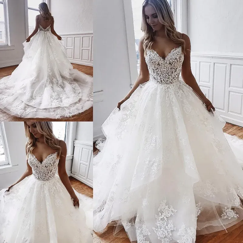 Fantastisk en linje spetsar backless bröllopsklänningar v nack pärlor strand brud klänningar svep tåg tyll appliced ​​boho vestidos de noiva