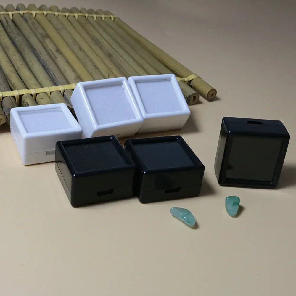 Anéis 50pcs 30 * 30mm branco preto macio esponja almofada quadrado gemstone display caixa de jóias de plástico diamante armazenamento anel de veludo solto