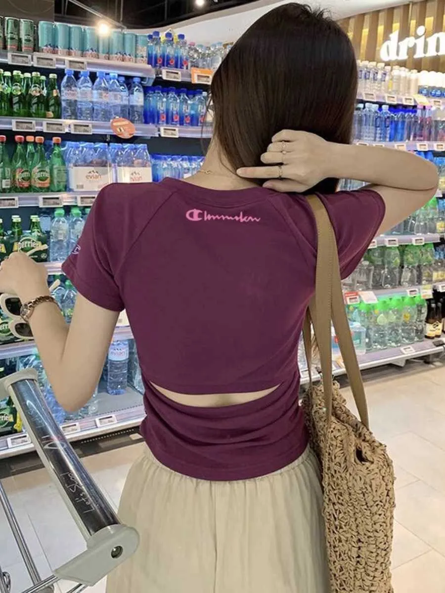 Versione giapponese, campionessa di tendenza estiva, nuova maglietta slim fit a maniche corte per design da donna, top corto con spalle scoperte sexy e piccanti