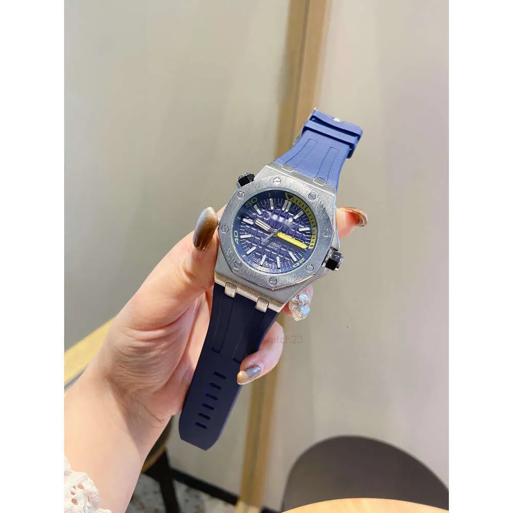 Изысканные Love Royalls Мужские роскошные наручные часы Женские часы Дизайнерские домашние резиновые кварцевые Женская мода Личность Blue Diamond Montre De Luxe M517626IXHVXOOT0