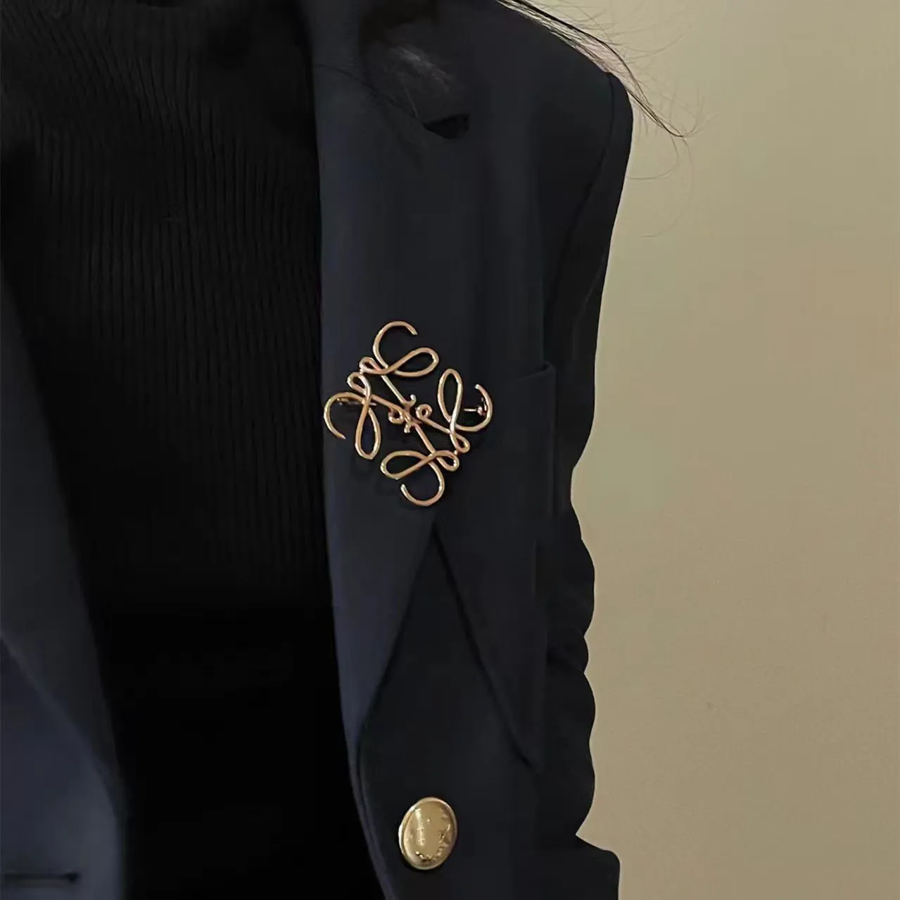 Designer's brooch high-end women's geometric square badge high-end clothing brooch two colors for men and women maliciously choosing high-quality products