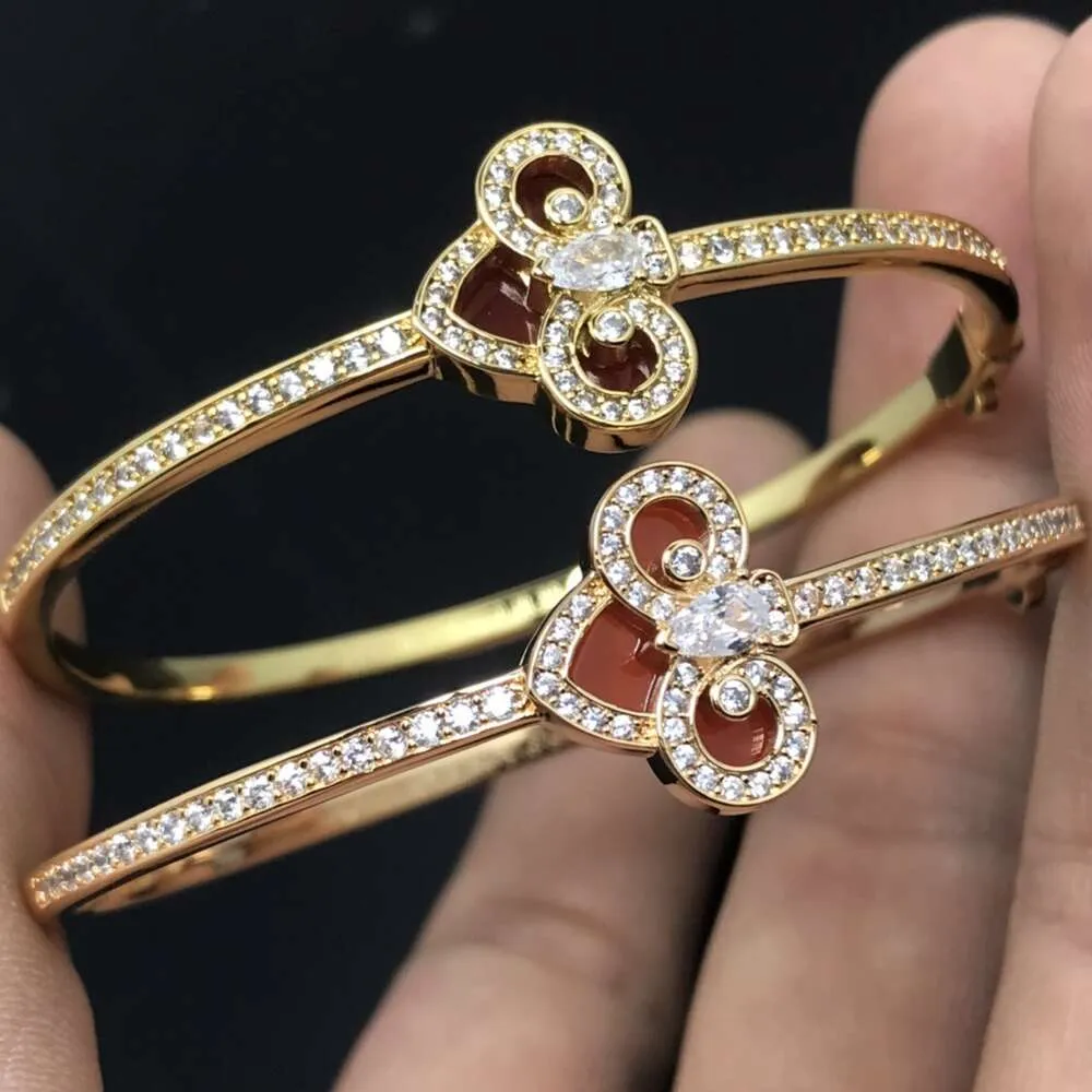 Mcqeen designer Qeelins braccialetto di gioielli di lusso per donna Stile cinese Agata rossa Ruyi Blocco Fiore di iris Bracciale da donna intarsiato con braccialetto con chiave piena di diamanti